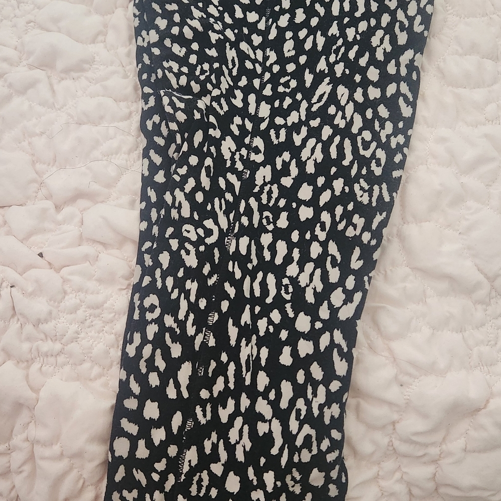 Athleta Black and White Patterned Leggings With Pockets